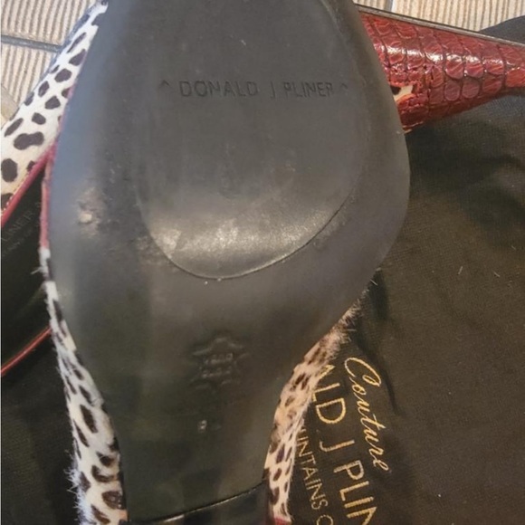 RARE FIND Vintage
Donald J Pliner Couture Gator Calf Hair Heels - Picture 2 of 6
